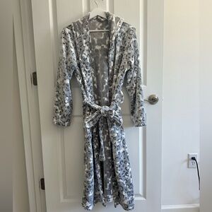 Super cute robe!